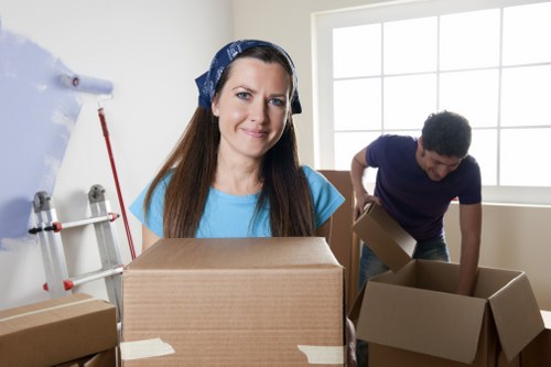 Local storage unit suitable for family belongings and seasonal items